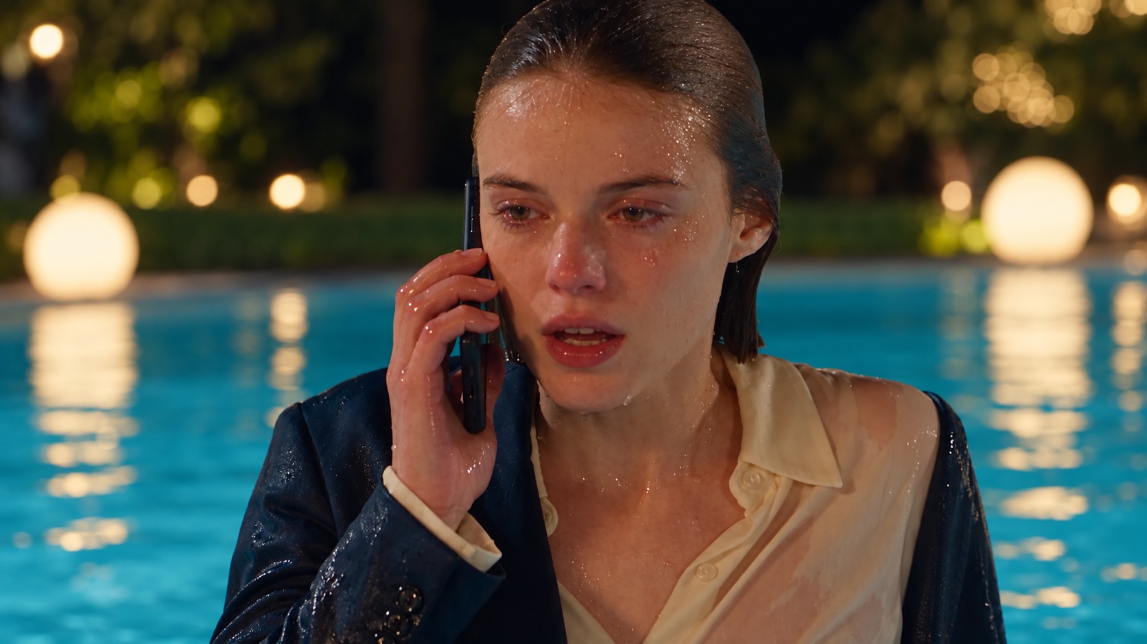 Léa appelle son père après sa chute dans la piscine.